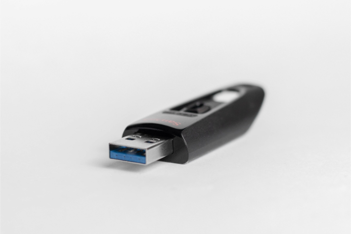 Een USB-stick op een bureau: een herinnering om geen onbekende verwisselbare storage-apparaten te gebruiken om ransomware te voorkomen