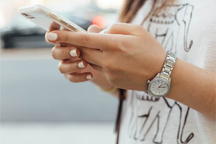 Een vrouw is haar iPhone op virussen aan het controleren.