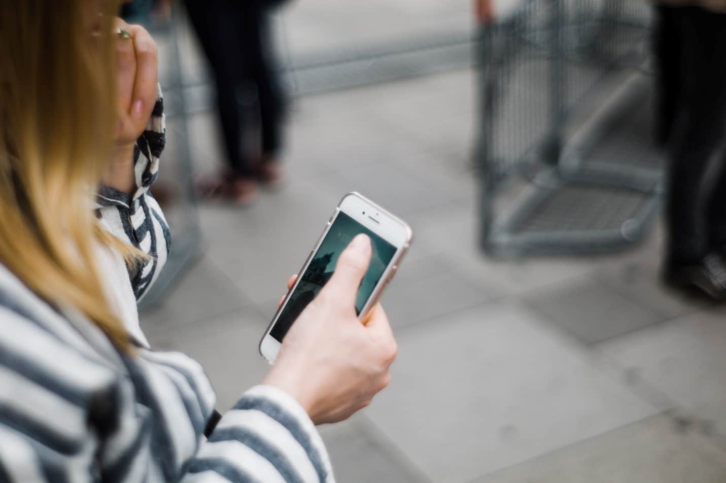 vrouwen die het doelwit zijn van mobiele telefoonfraude