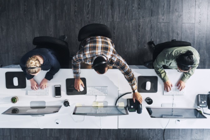 Een overhead shot van kantoormedewerkers. Endpointbeveiliging is een essentieel aspect van de cyberbeveiligingsstrategie van een organisatie.