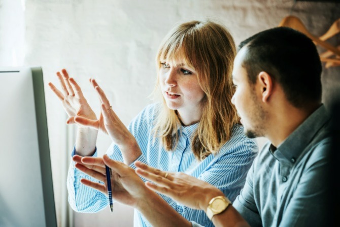 Twee mensen volgen een cyberbeveiligingstraining op de computer