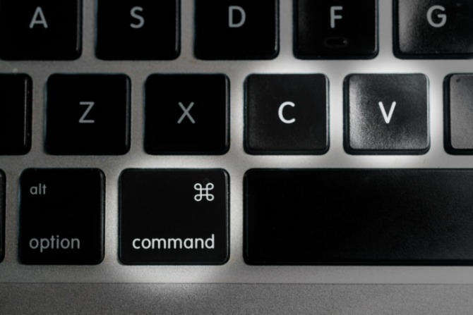 Een close-up van een MacBook-toetsenbord