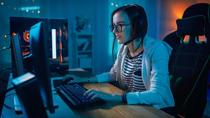 Een vrouw die online games speelt. Gamen is leuk, maar het is belangrijk om je bewust te zijn van hoe veilig online te gamen.