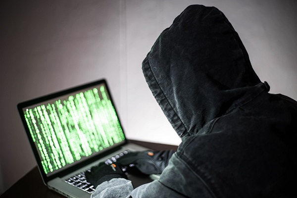 Een man die aan een computer werkt is gefrustreerd als hij zich realiseert dat hij gehackt is